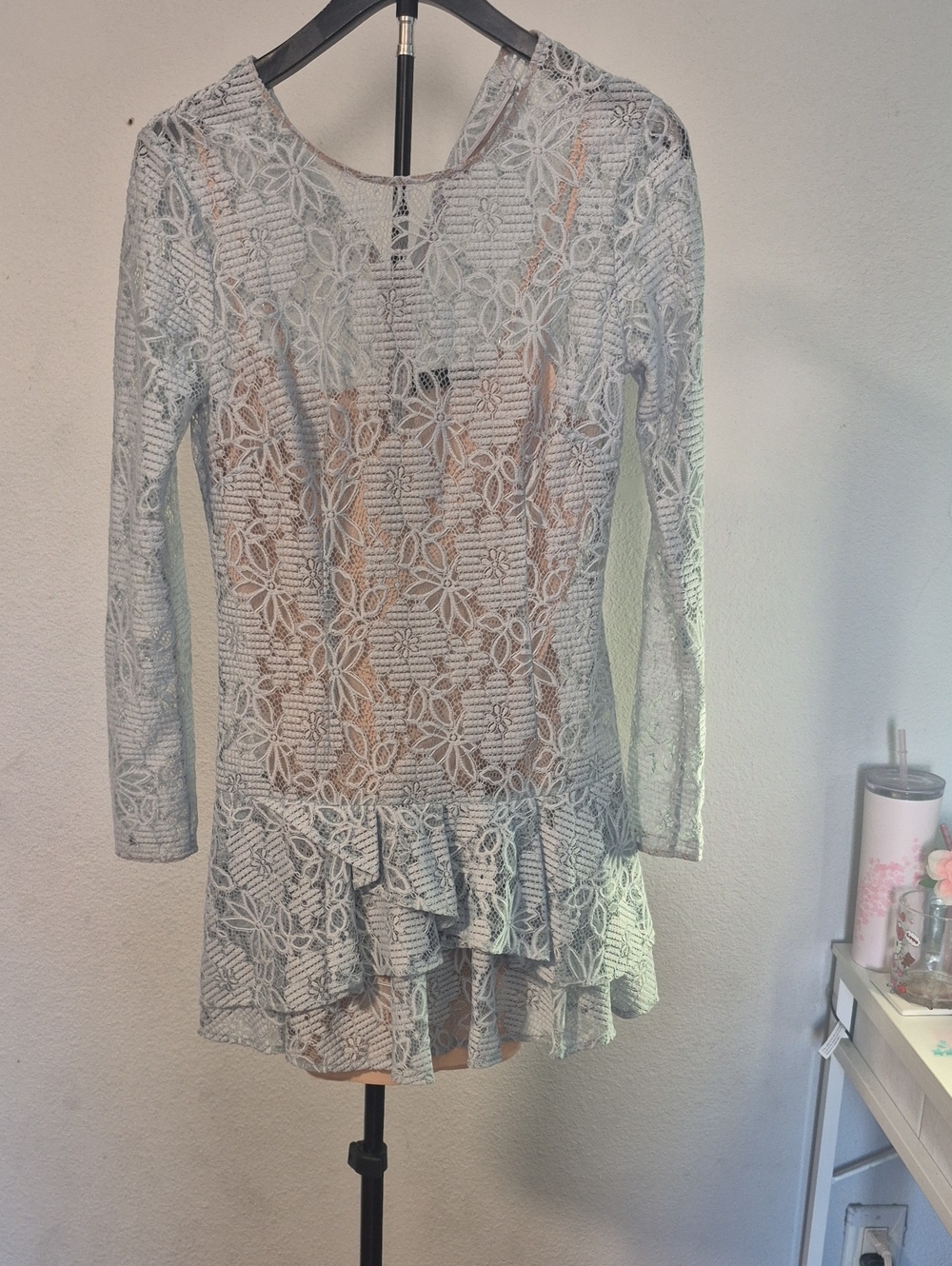 BCBGMaxAzria Light Gray Floral Lace Peplum Long-Sleeve Top